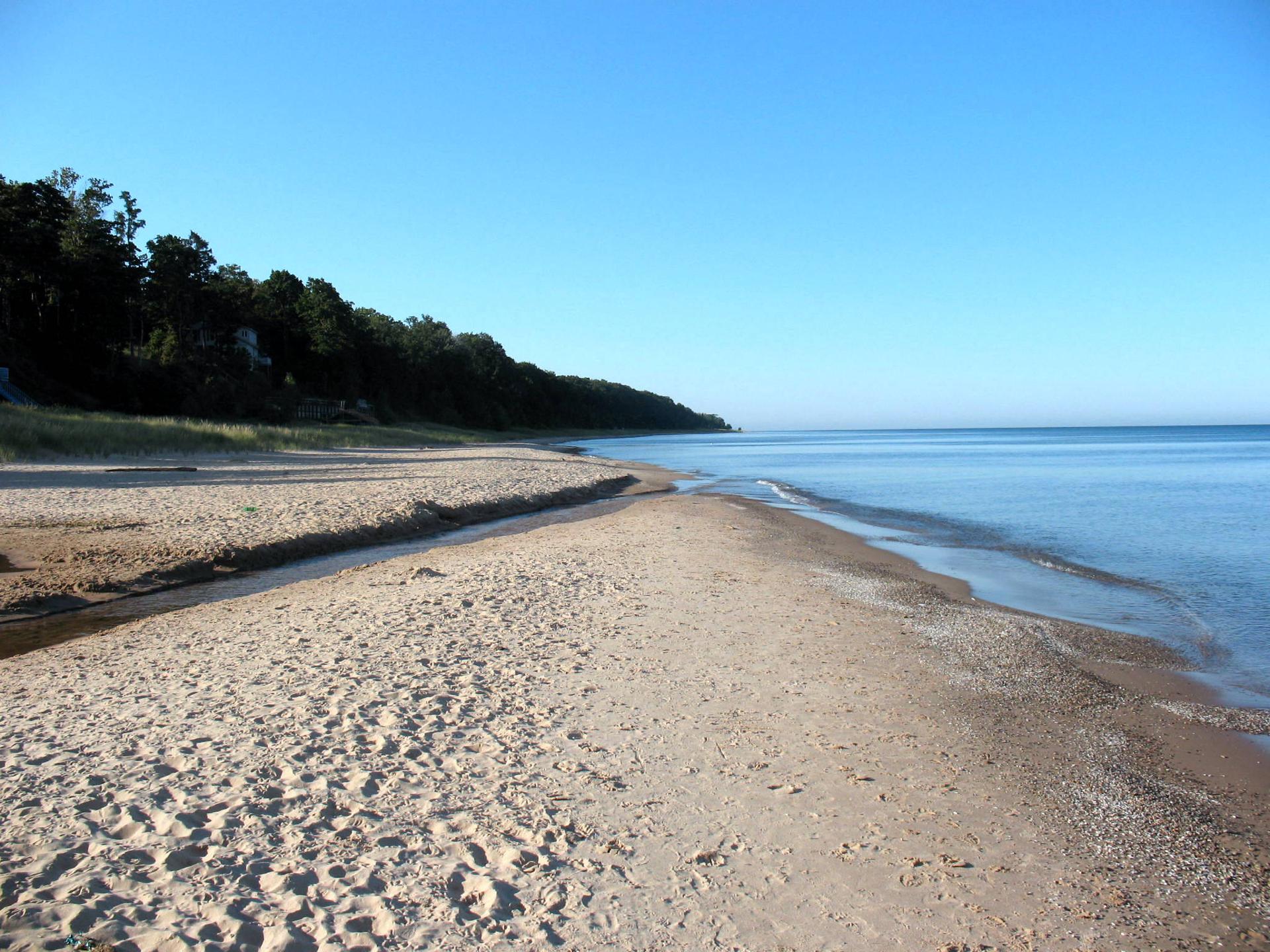 Misty Pines- Close to Lake Michigan Public Beach Access!