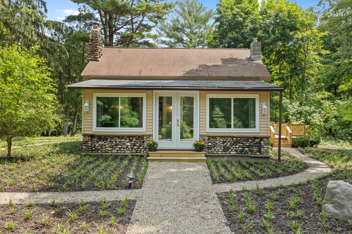 Misty Pines- Close to Lake Michigan Public Beach Access!