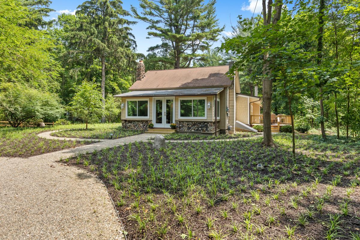 Misty Pines- Close to Lake Michigan Public Beach Access!