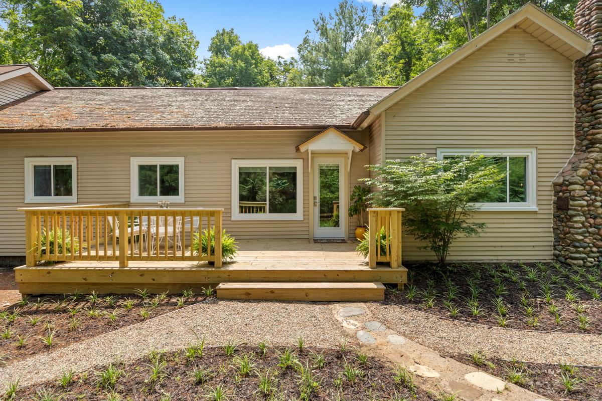Misty Pines- Close to Lake Michigan Public Beach Access!