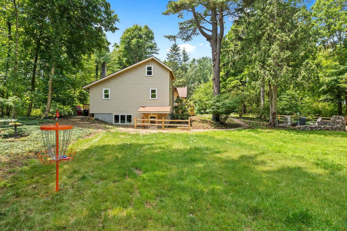 Misty Pines- Close to Lake Michigan Public Beach Access!