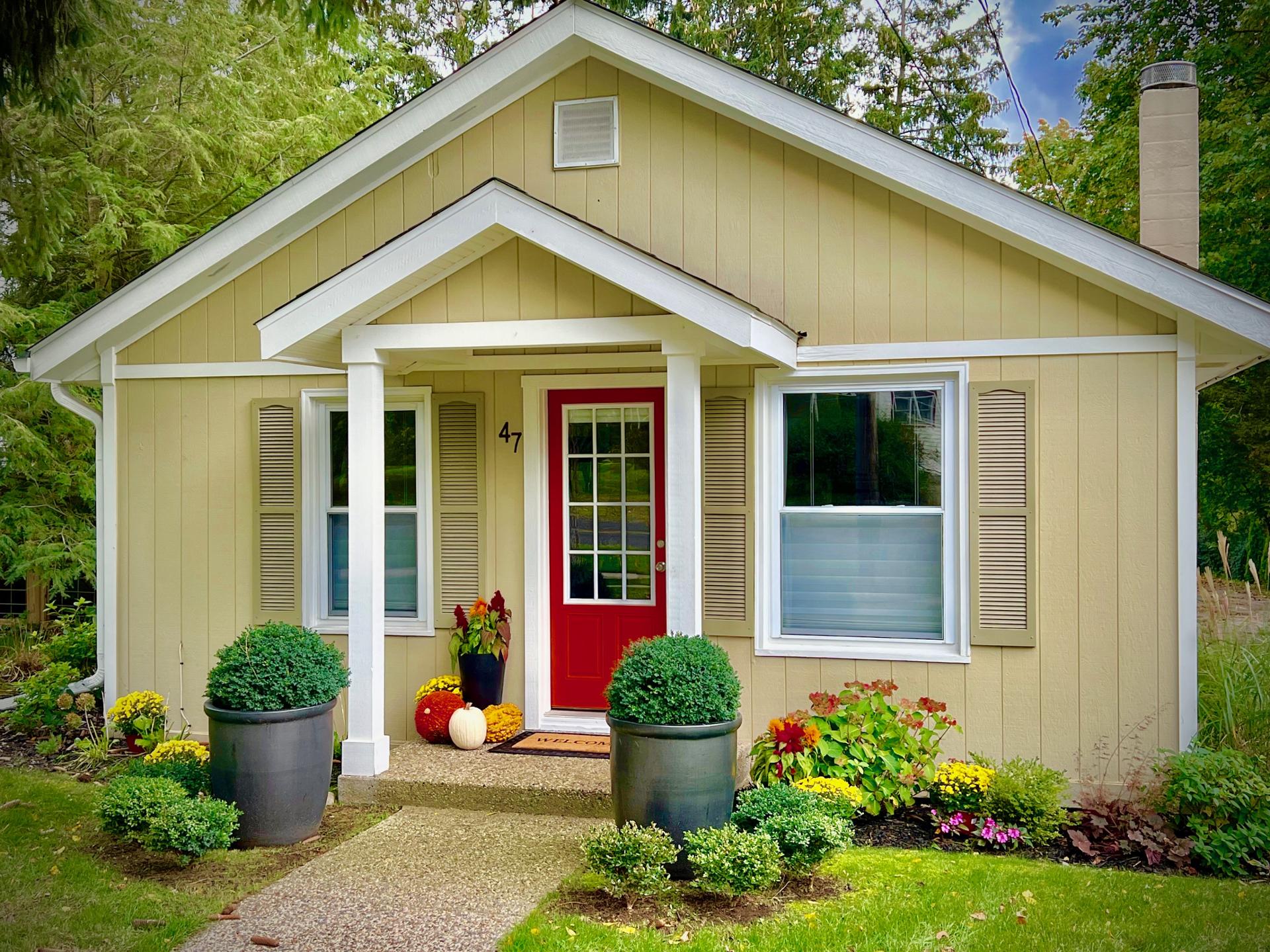 The Sharlene-walking distance to Downtown Douglas!