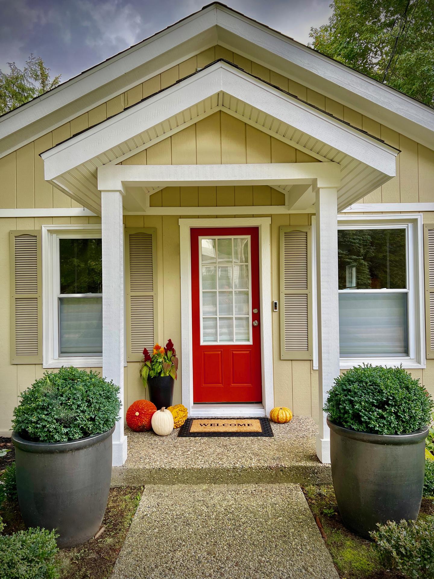 The Sharlene-walking distance to Downtown Douglas!