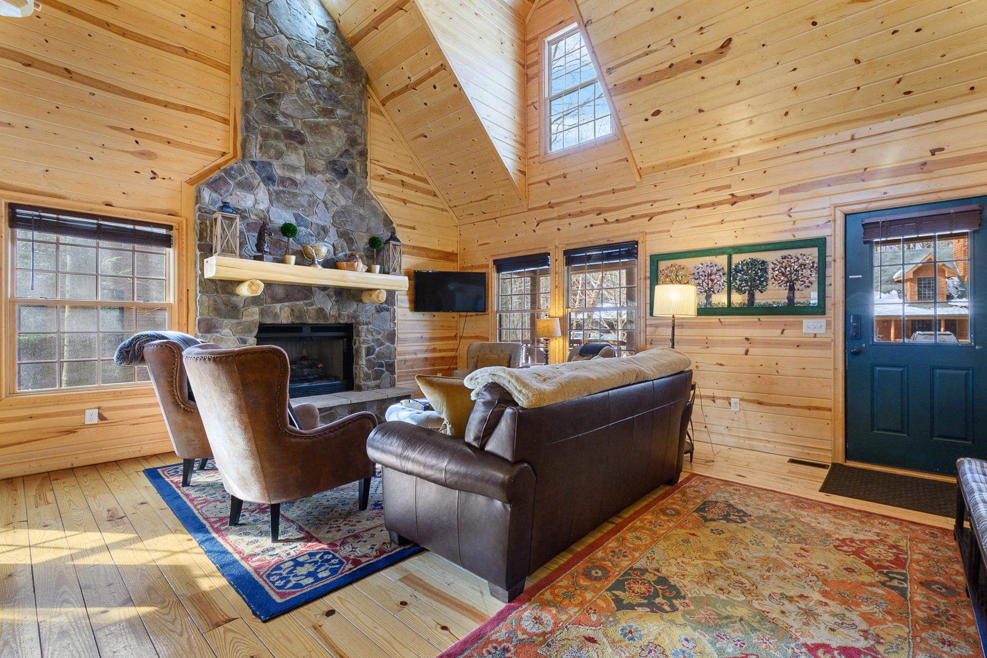 The Timber Nest “Goshorn lake dock, pool, town”