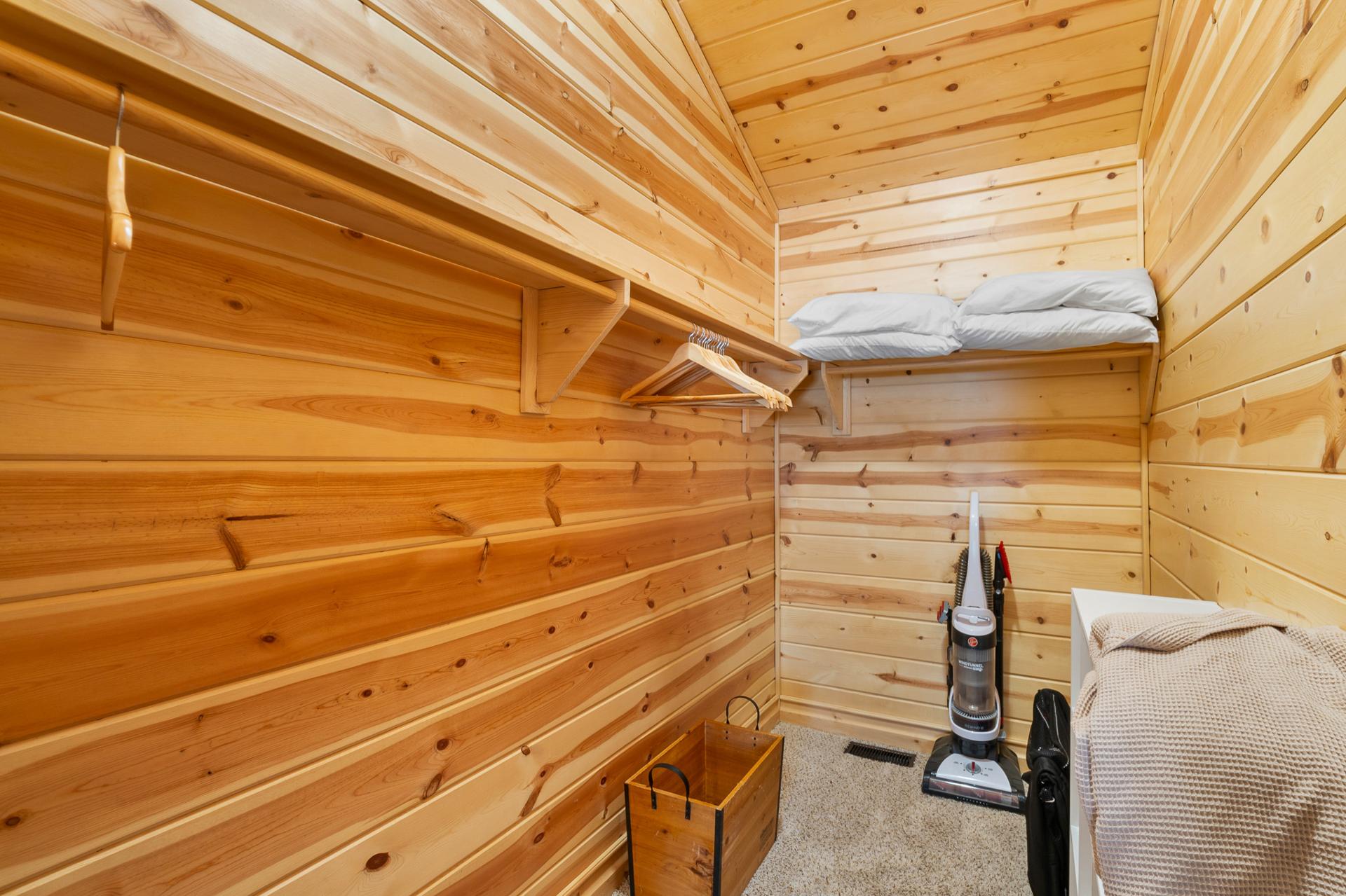 The Timber Nest “Goshorn lake dock, pool, town”