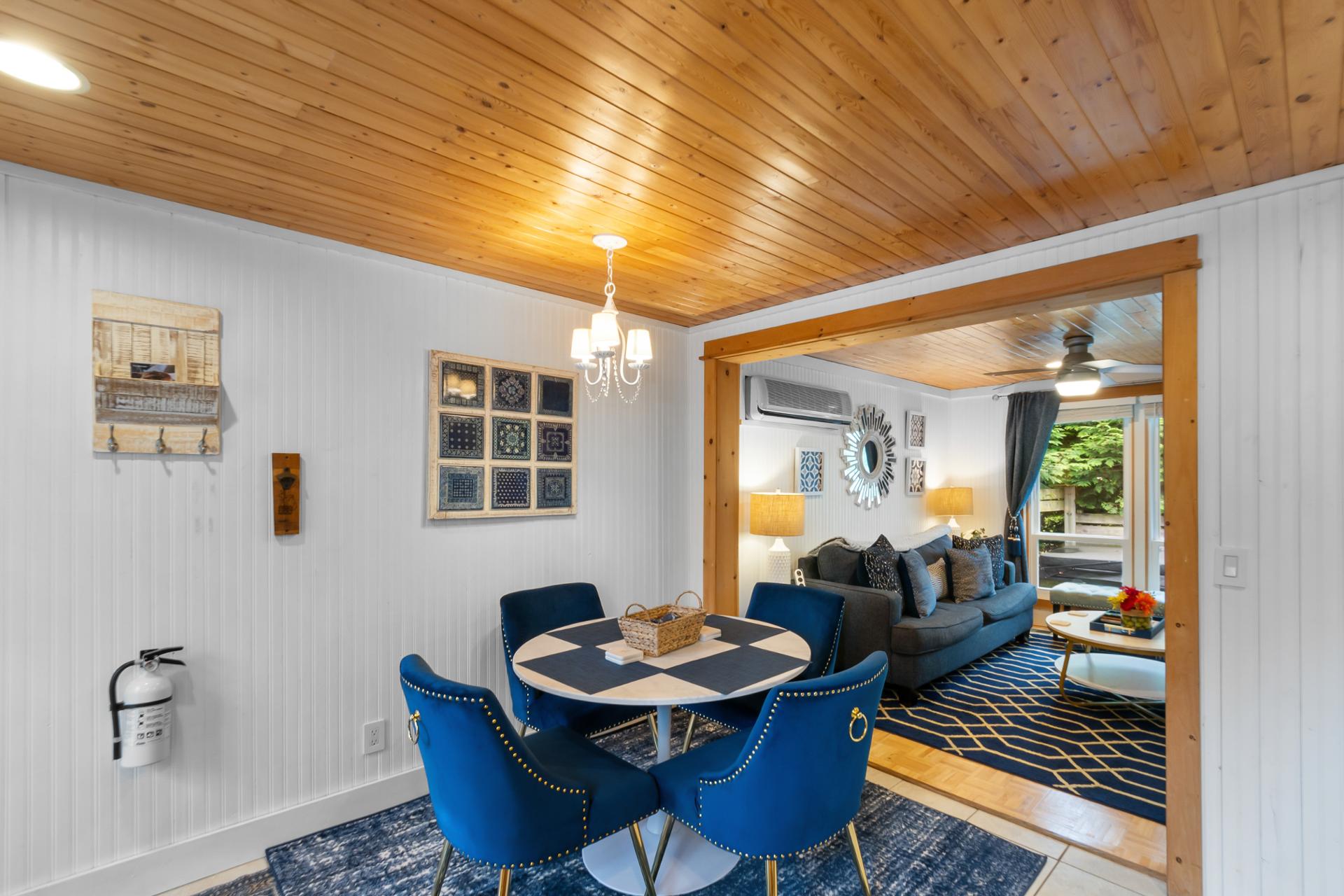 “Cozy Cottages” Blue Cottage-Hot tub/Town!