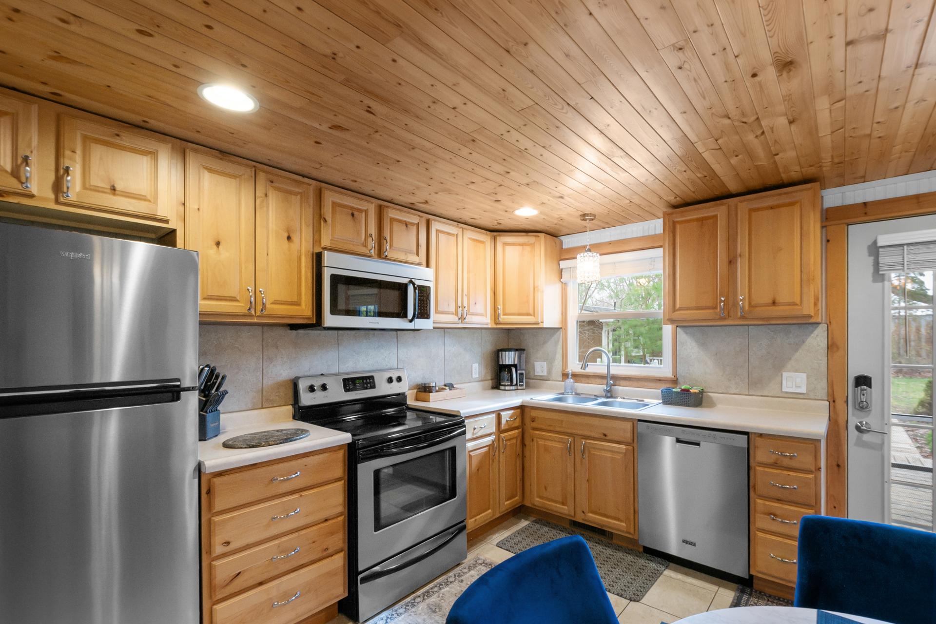 “Cozy Cottages” Blue Cottage-Hot tub/Town!