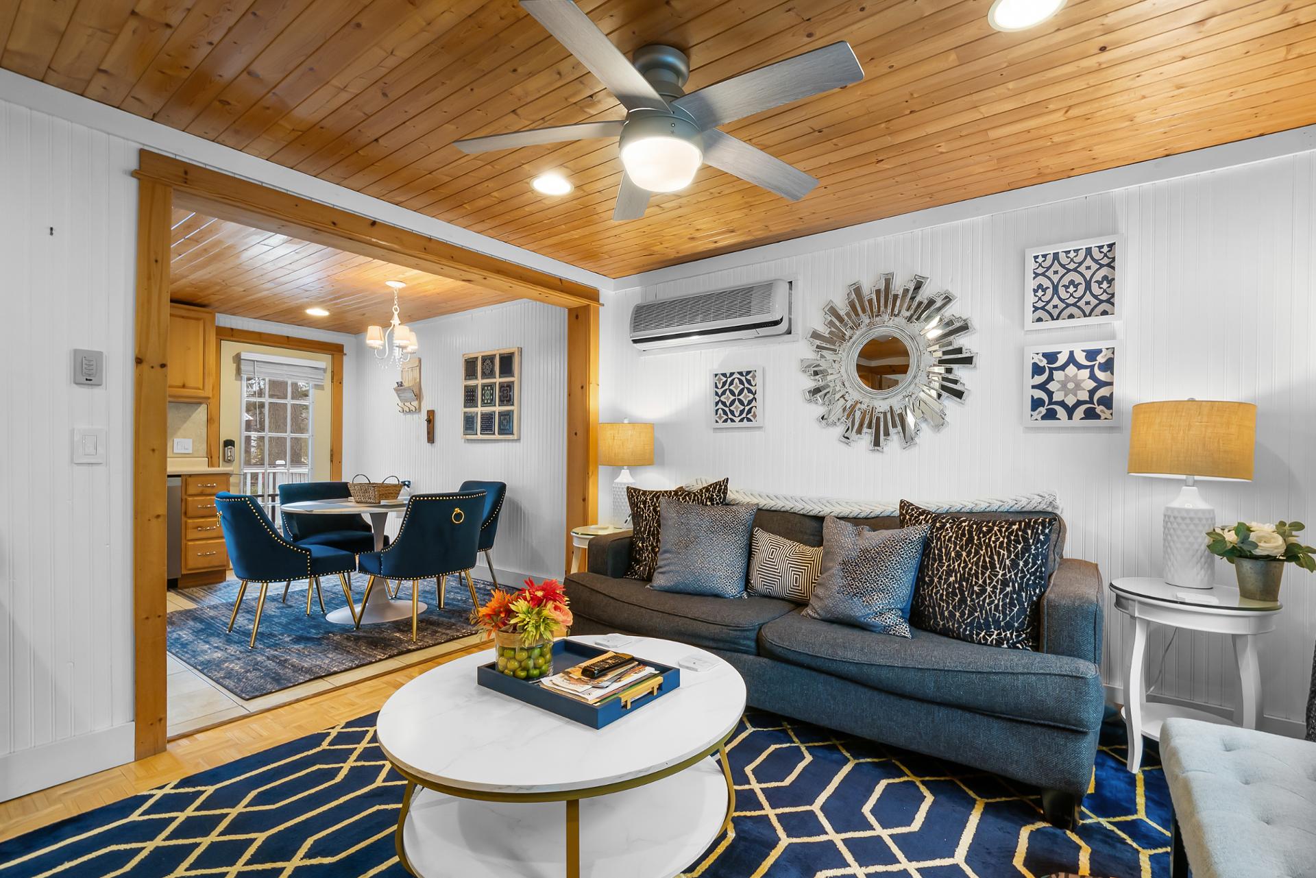 “Cozy Cottages” Blue Cottage-Hot tub/Town!