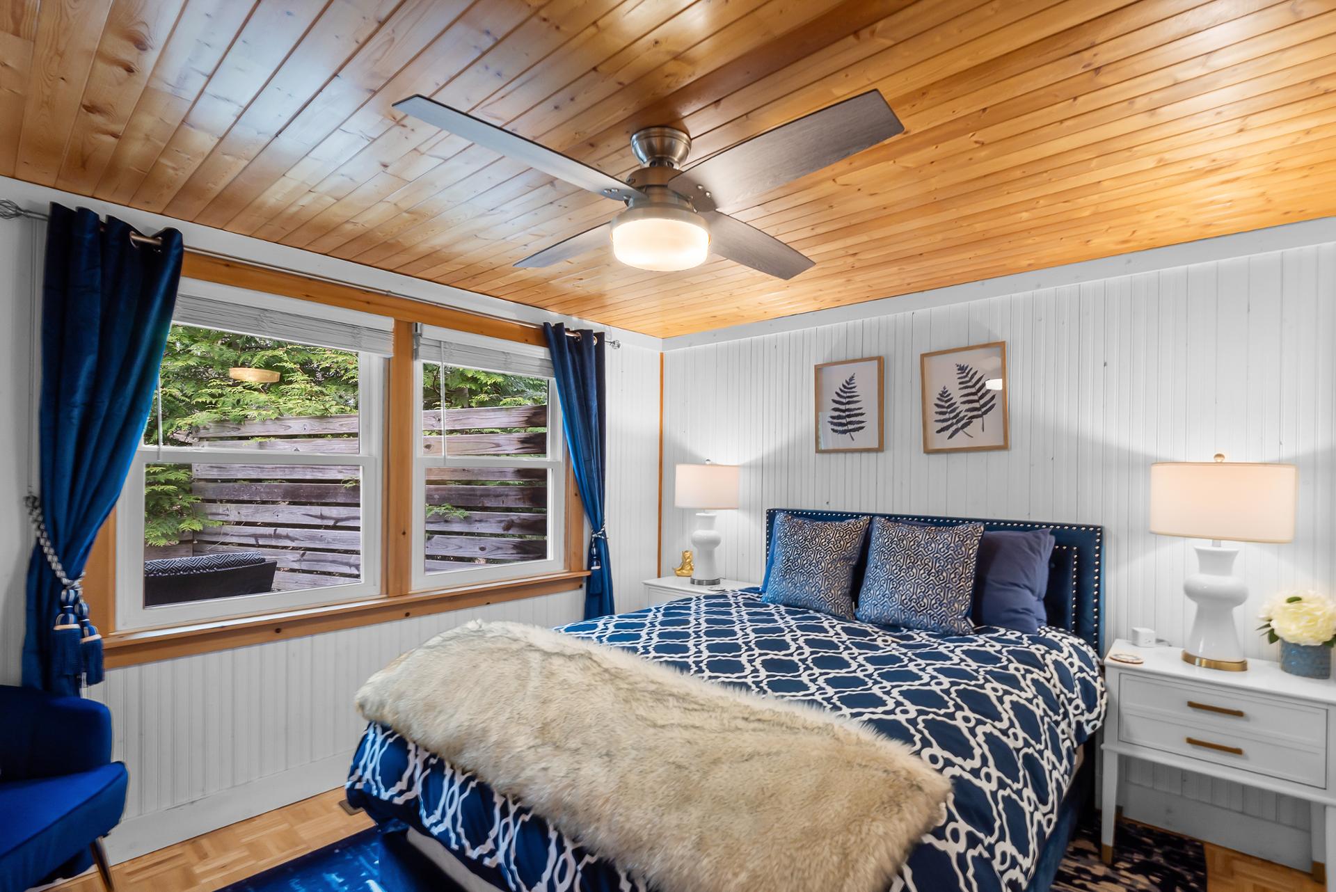 “Cozy Cottages” Blue Cottage-Hot tub/Town!