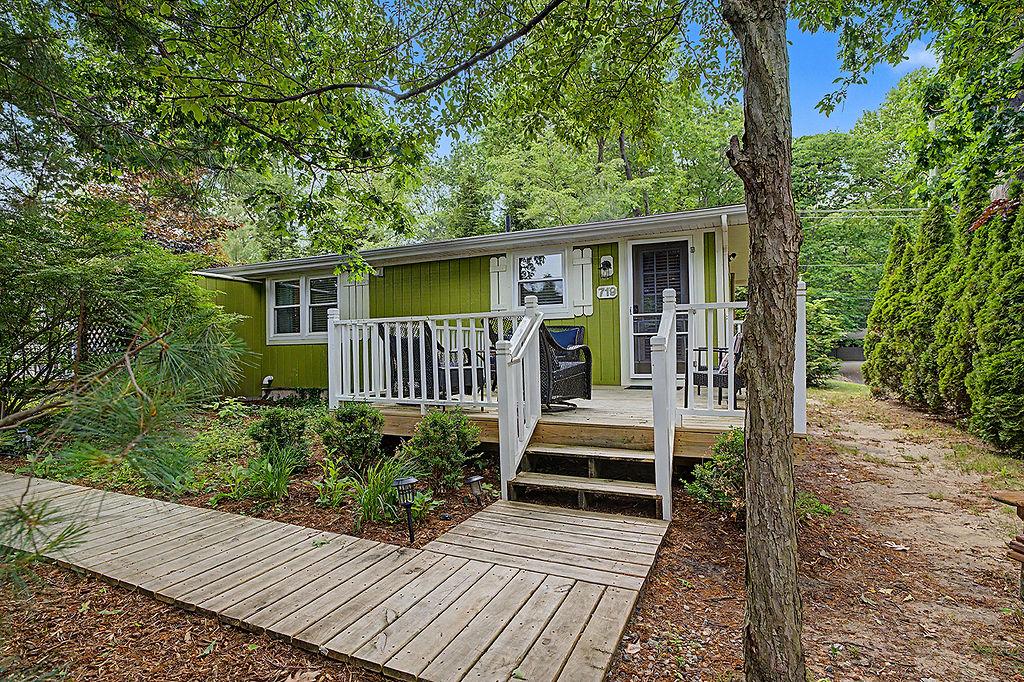 Maple Ridge Green Cottage in Saugatuck