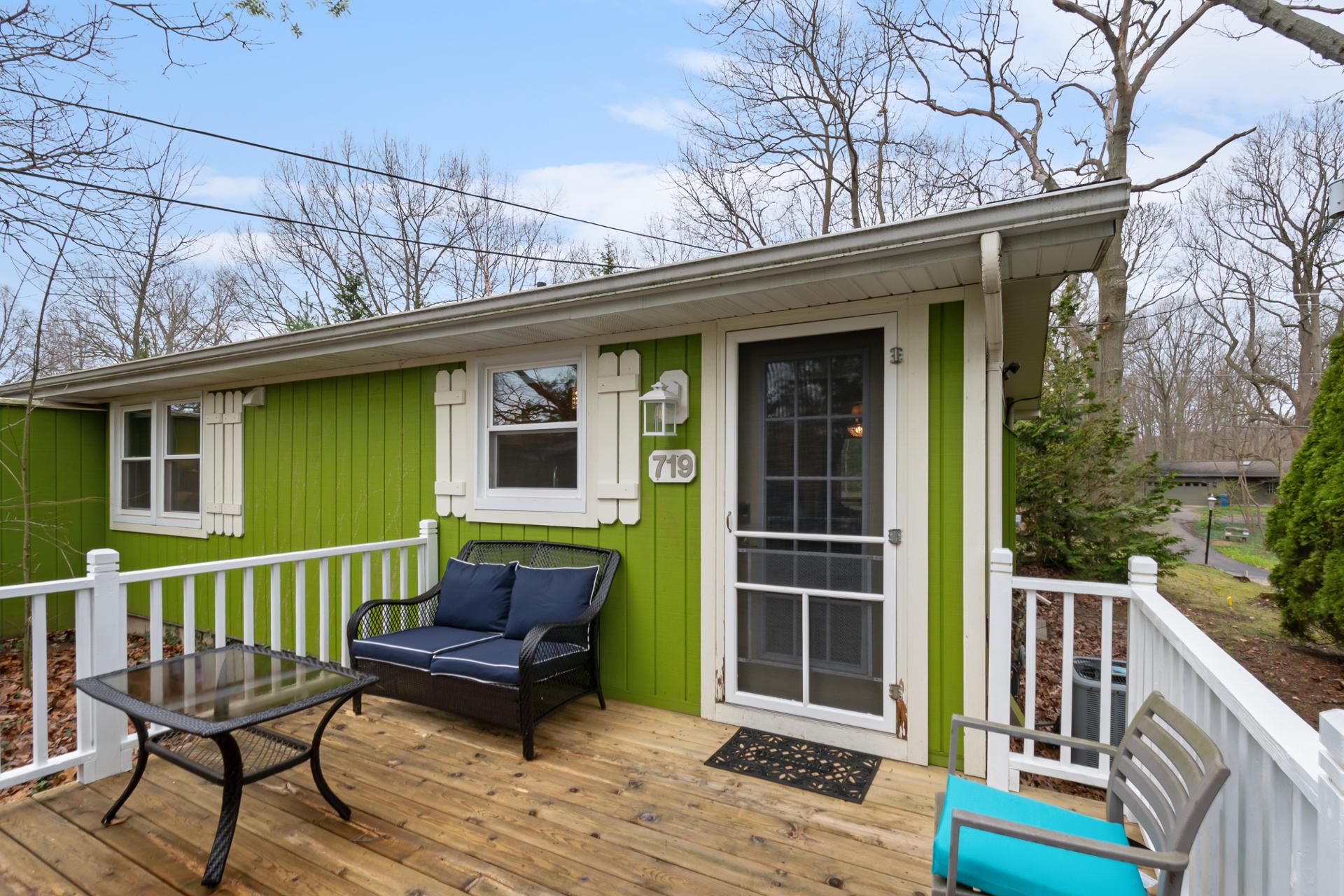 “Cozy Cottages” Green Cottage Hot tub-Town!