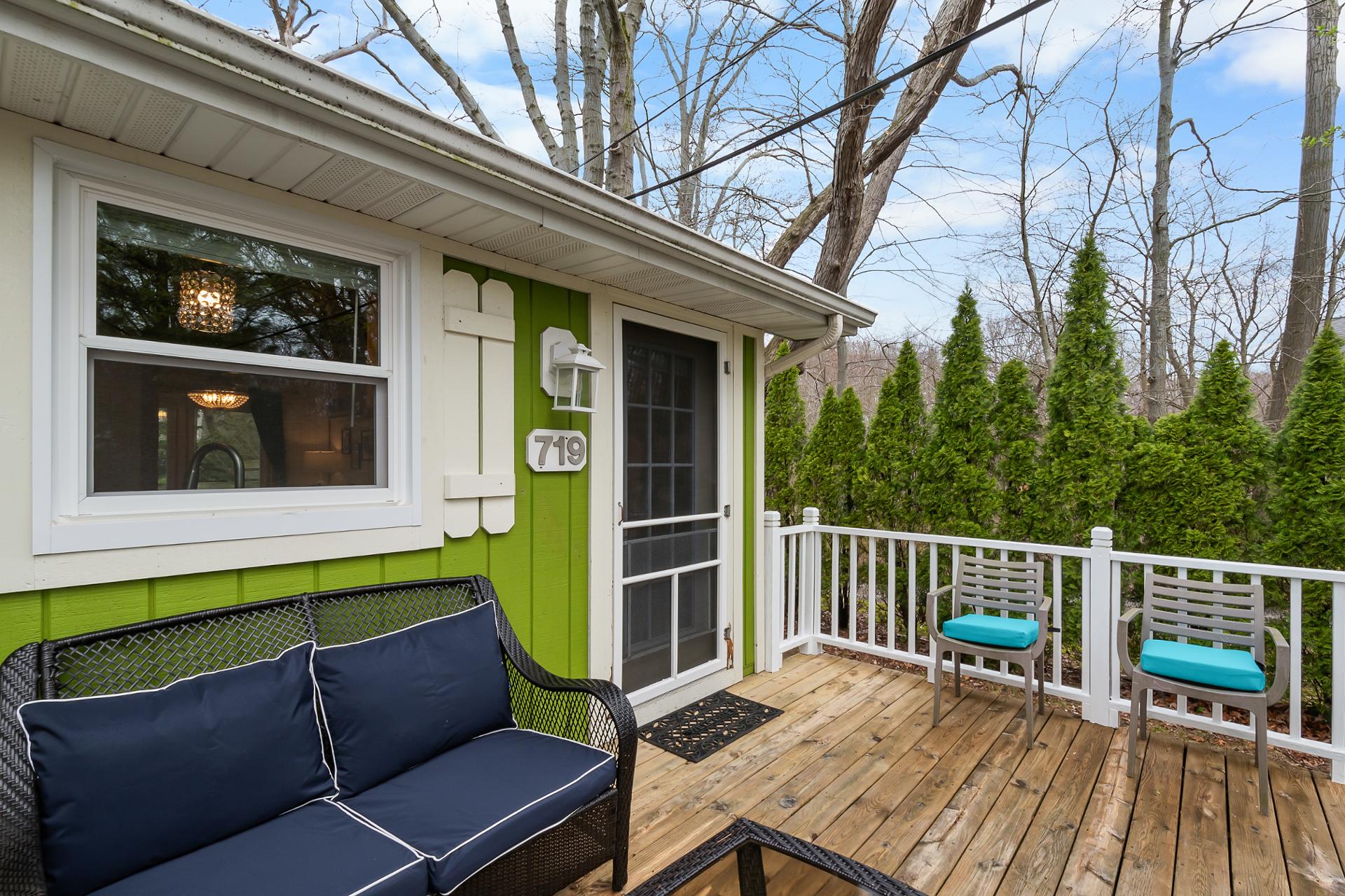 “Cozy Cottages” Green Cottage Hot tub-Town!