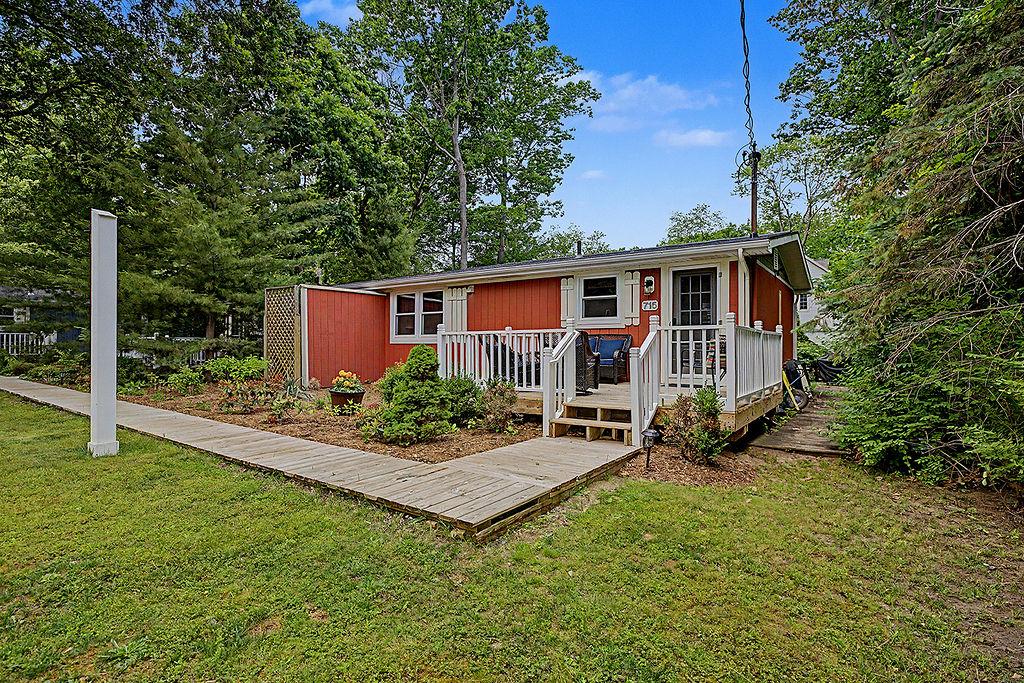 Maple Ridge Red Cottage in Saugatuck