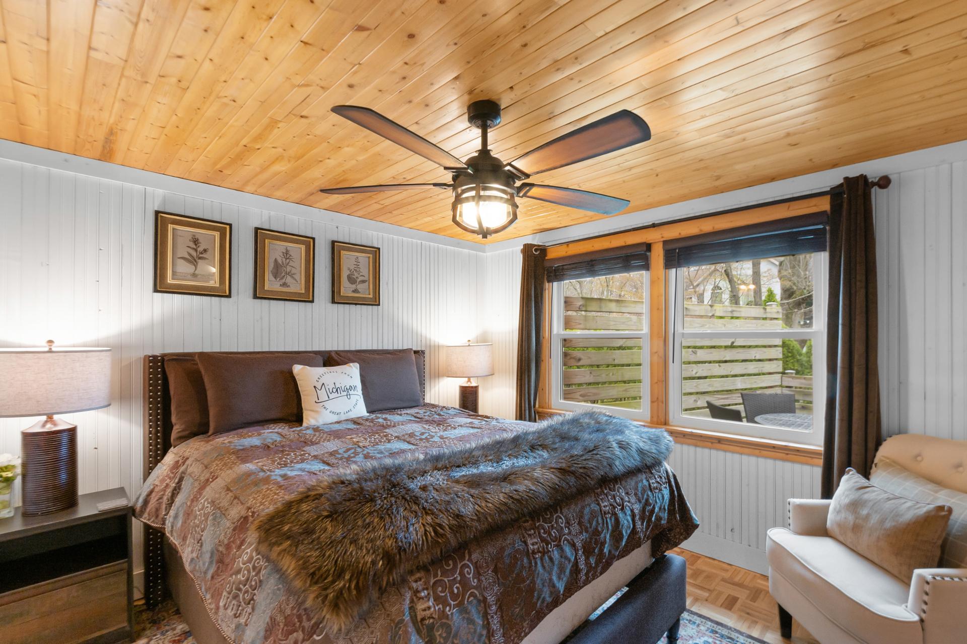 “Cozy Cottages” Red Cottage Hot tub/Town!