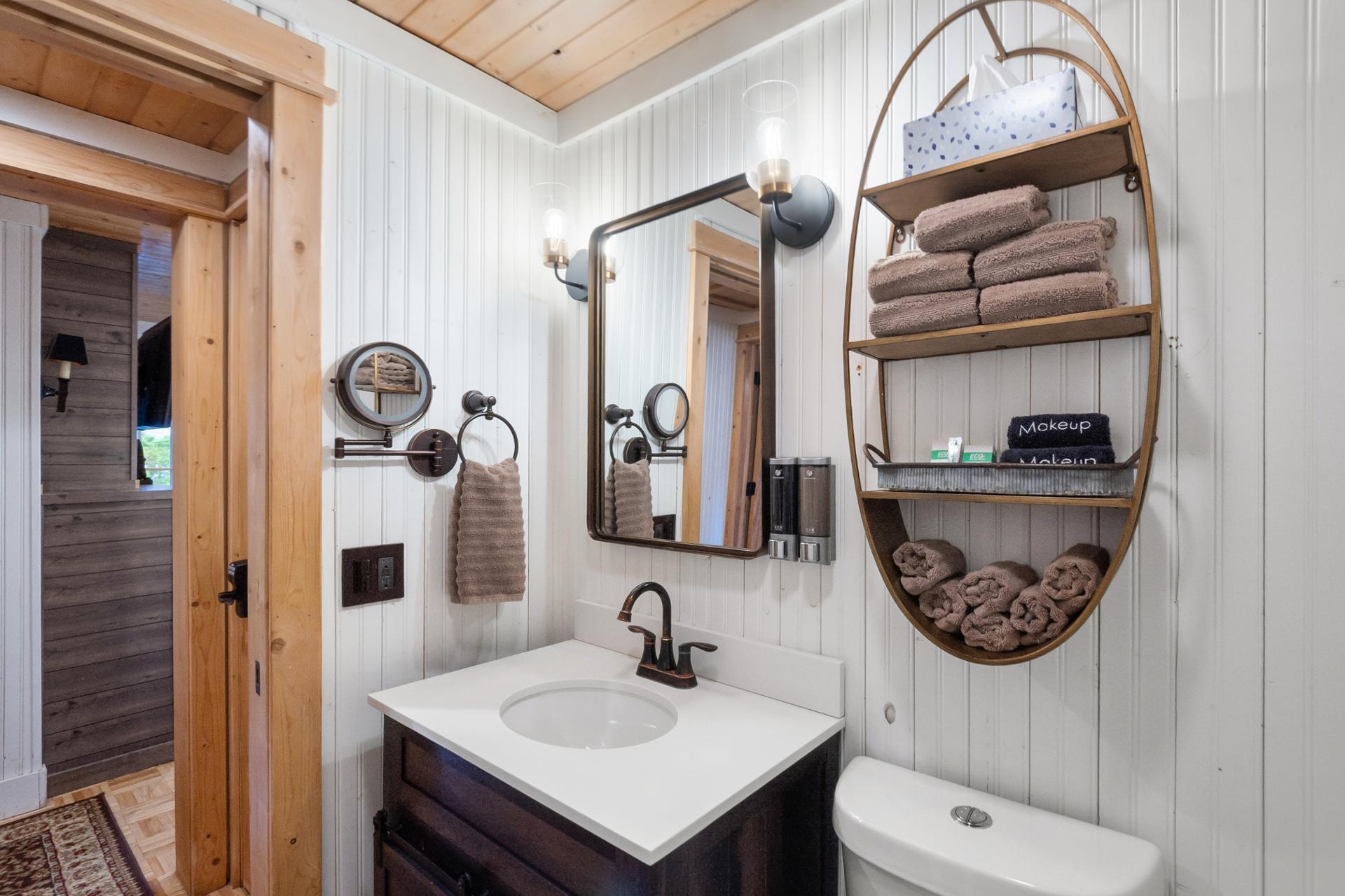 “Cozy Cottages” Red Cottage Hot tub/Town!