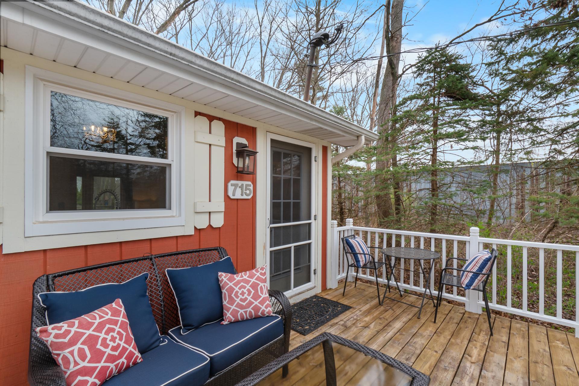 “Cozy Cottages” Red Cottage Hot tub/Town!