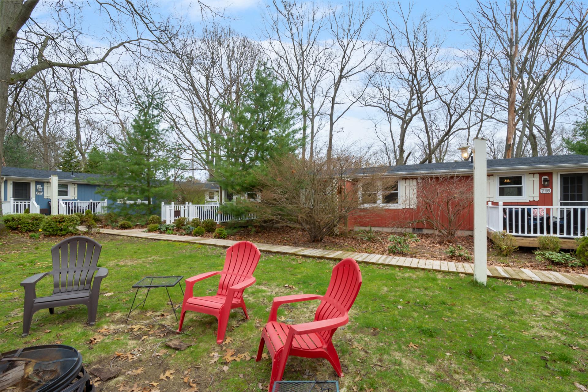 “Cozy Cottages” Red Cottage Hot tub/Town!
