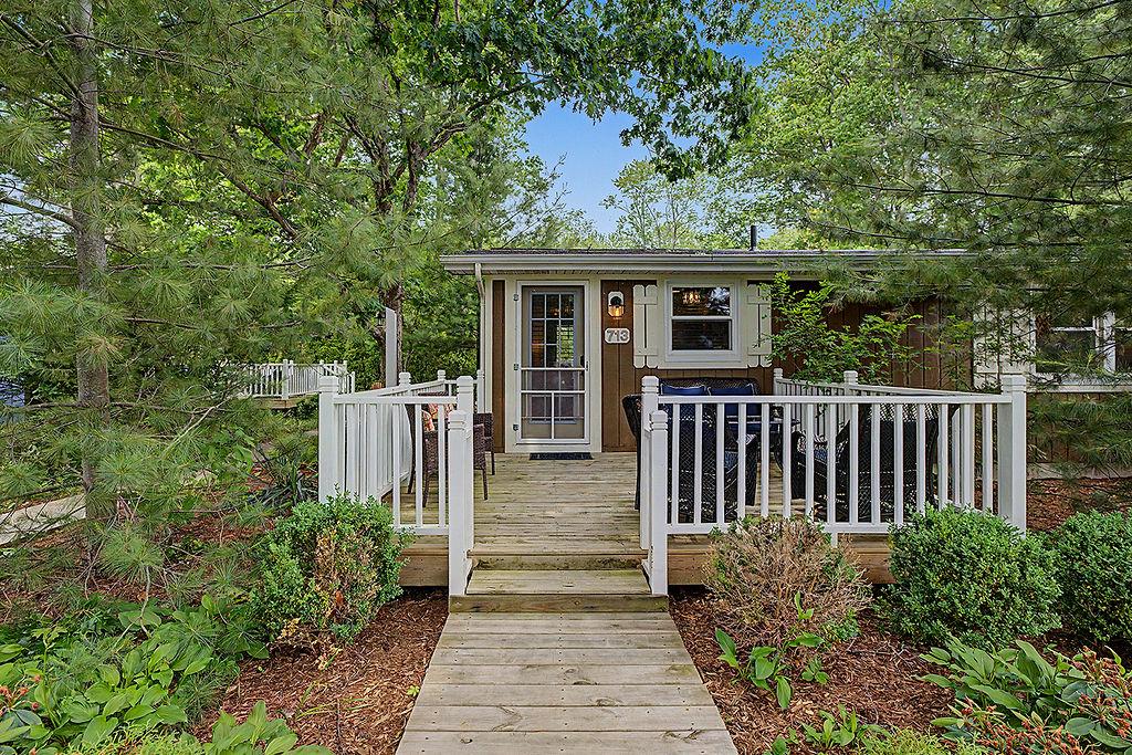 Maple Ridge Brown Cottage in Saugatuck