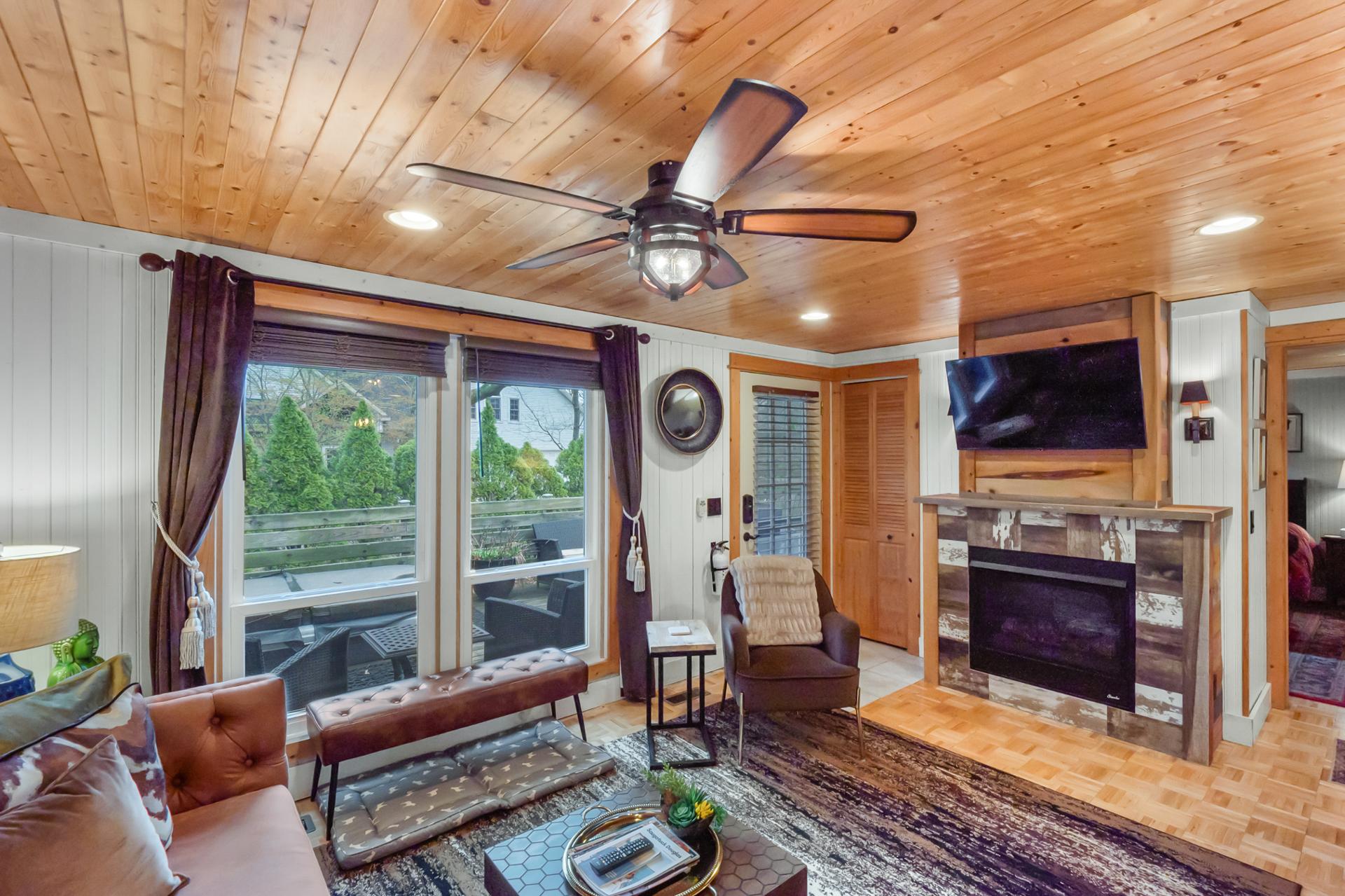 “Cozy Cottages” Brown Cottage Hot tub/Town!