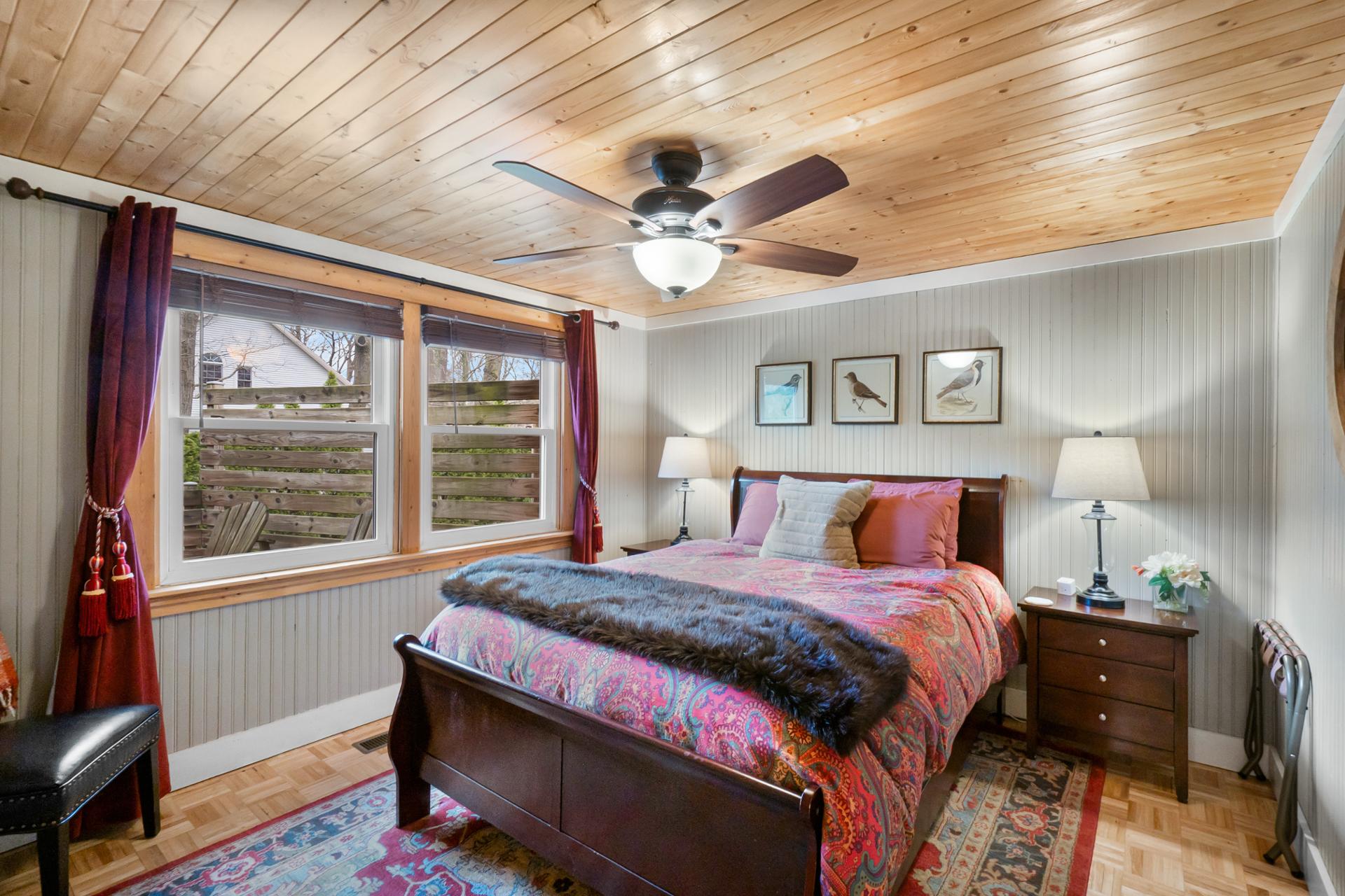 “Cozy Cottages” Brown Cottage Hot tub/Town!