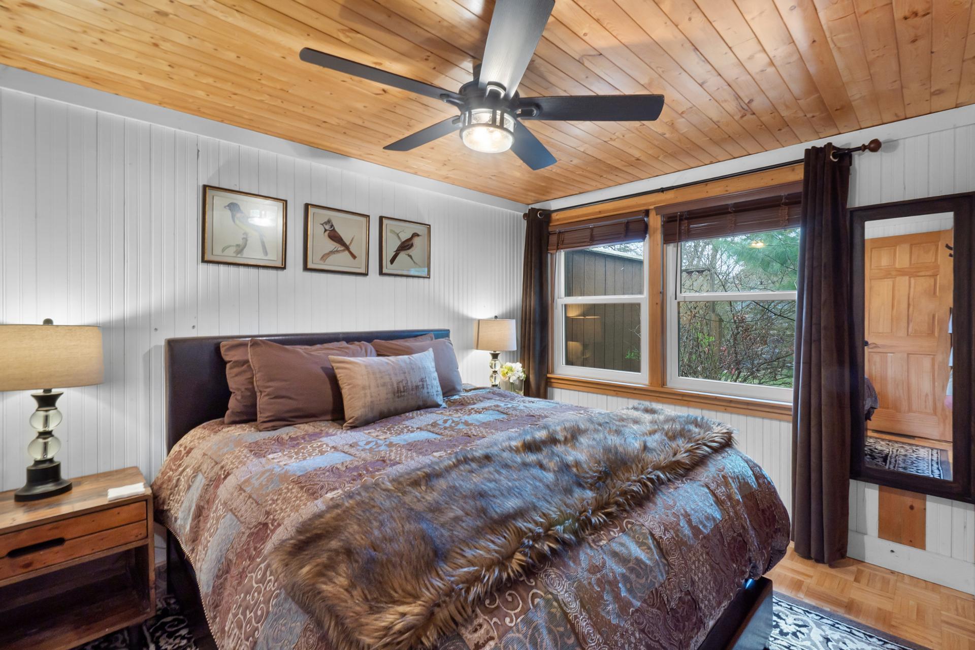 “Cozy Cottages” Brown Cottage Hot tub/Town!