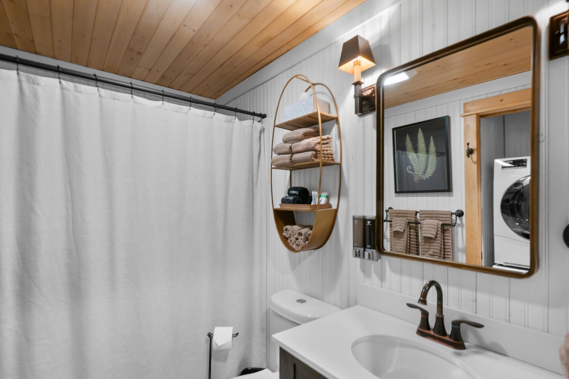 “Cozy Cottages” Brown Cottage Hot tub/Town!