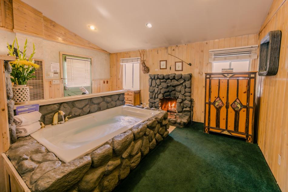 Big Bear Lake California Vacation Rental Deluxe Jacuzzi suite for 2 on a beautifully maintained resort in Big Bear!