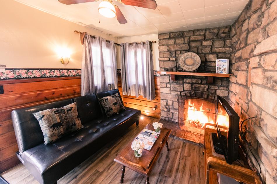 Big Bear Lake California Vacation Rental Cute cabin room for 2 on a beautifuly maintained resort in Big Bear!
